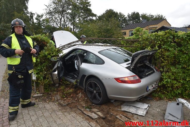 Porsche 911 lagde lygtepæl ned. Fredericiavej i Vejle. 29/09-2018. Kl. 12:24.