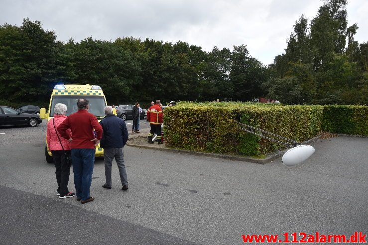 Porsche 911 lagde lygtepæl ned. Fredericiavej i Vejle. 29/09-2018. Kl. 12:24.