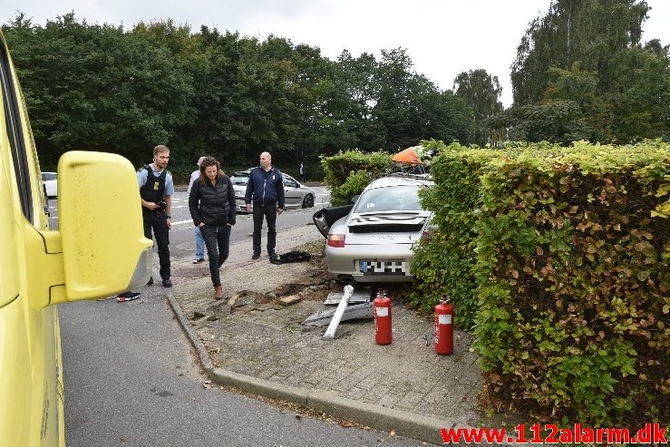 Porsche 911 lagde lygtepæl ned. Fredericiavej i Vejle. 29/09-2018. Kl. 12:24.