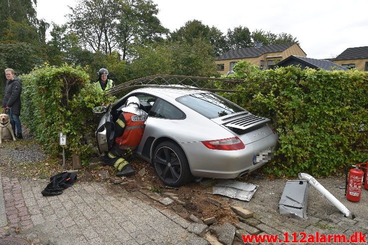 Porsche 911 lagde lygtepæl ned. Fredericiavej i Vejle. 29/09-2018. Kl. 12:24.