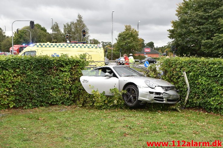 Porsche 911 lagde lygtepæl ned. Fredericiavej i Vejle. 29/09-2018. Kl. 12:24.