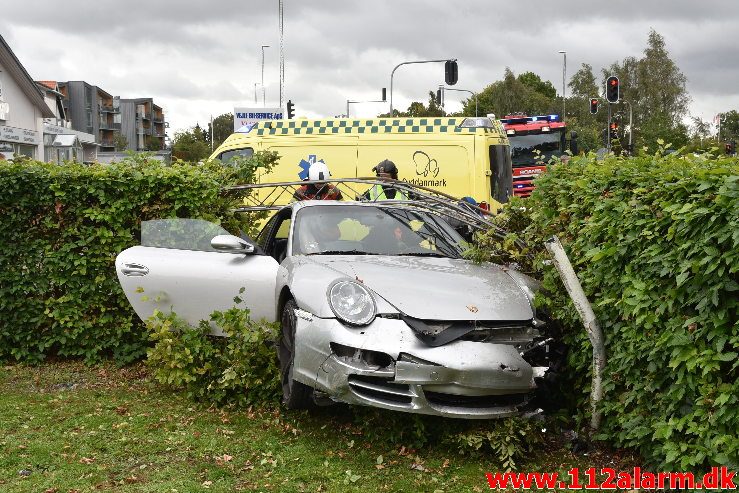 Porsche 911 lagde lygtepæl ned. Fredericiavej i Vejle. 29/09-2018. Kl. 12:24.