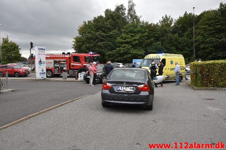 Porsche 911 lagde lygtepæl ned. Fredericiavej i Vejle. 29/09-2018. Kl. 12:24.