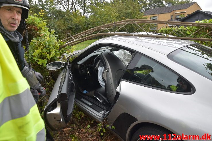 Porsche 911 lagde lygtepæl ned. Fredericiavej i Vejle. 29/09-2018. Kl. 12:24.