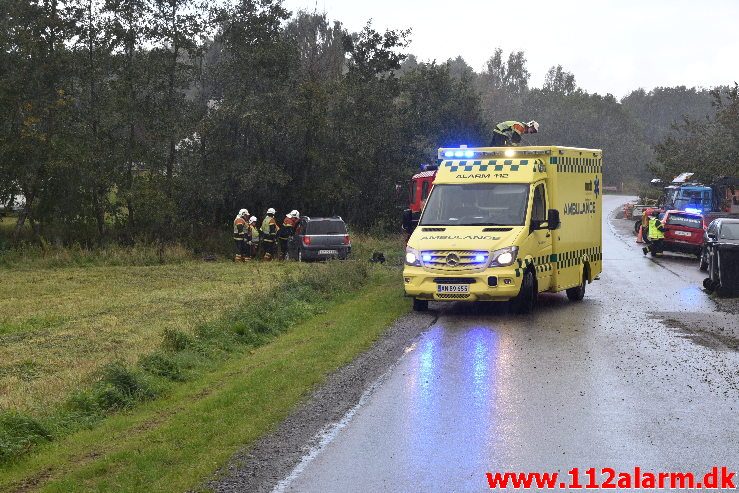 Bilen ende i åen. Tinnetvej ved Vonge. 03/10-2018. Kl. 14:04.