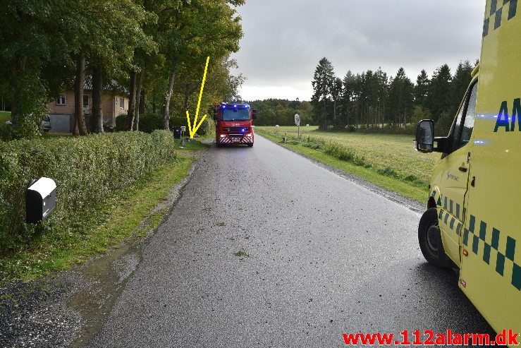 Bilen ende i åen. Tinnetvej ved Vonge. 03/10-2018. Kl. 14:04.