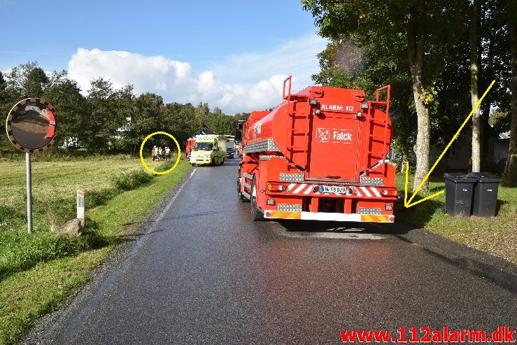 Bilen ende i åen. Tinnetvej ved Vonge. 03/10-2018. Kl. 14:04.