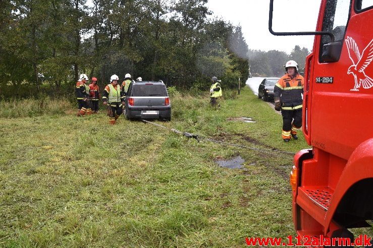 Bilen ende i åen. Tinnetvej ved Vonge. 03/10-2018. Kl. 14:04.