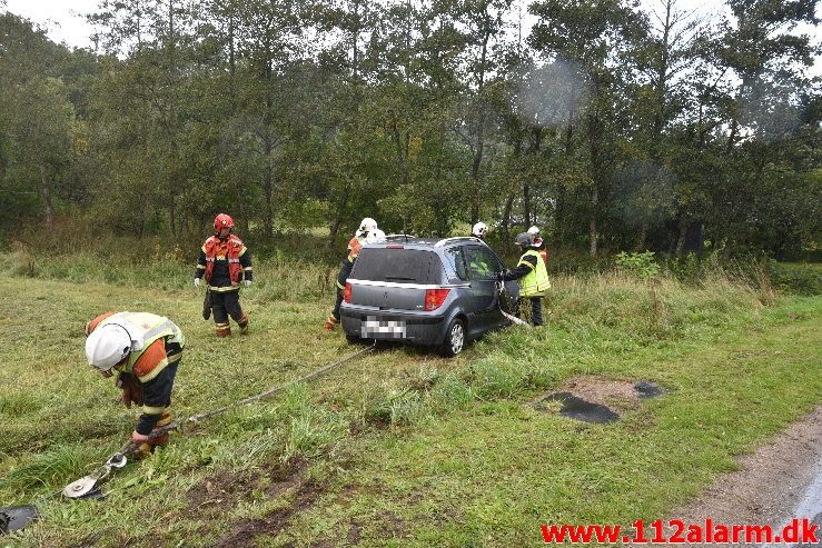 Bilen ende i åen. Tinnetvej ved Vonge. 03/10-2018. Kl. 14:04.