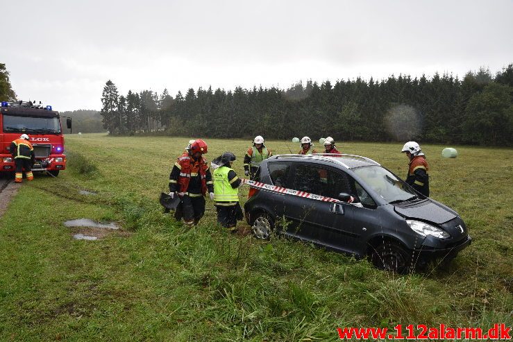 Bilen ende i åen. Tinnetvej ved Vonge. 03/10-2018. Kl. 14:04.