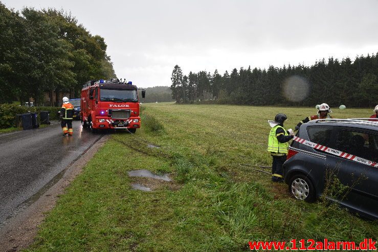 Bilen ende i åen. Tinnetvej ved Vonge. 03/10-2018. Kl. 14:04.