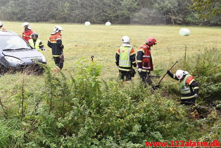 Bilen ende i åen. Tinnetvej ved Vonge. 03/10-2018. Kl. 14:04.