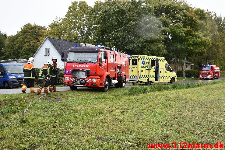 Bilen ende i åen. Tinnetvej ved Vonge. 03/10-2018. Kl. 14:04.