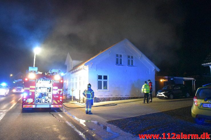 Brand i Etageejendom. Ølholm Bygade i Ølholm. 16/10-2018. KL. 21:11.