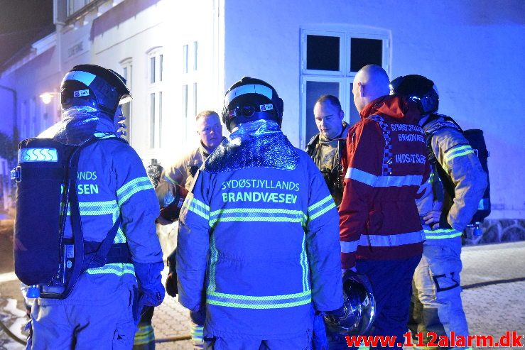 Brand i Etageejendom. Ølholm Bygade i Ølholm. 16/10-2018. KL. 21:11.