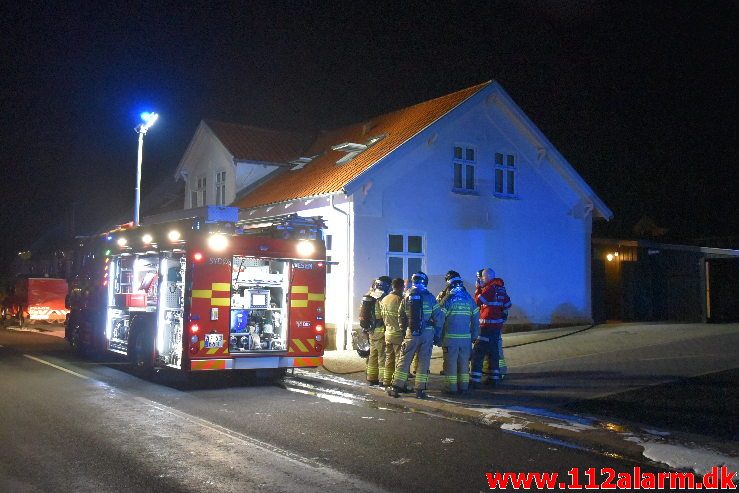 Brand i Etageejendom. Ølholm Bygade i Ølholm. 16/10-2018. KL. 21:11.