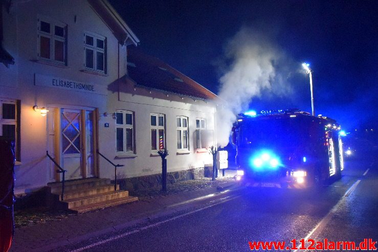 Brand i Etageejendom. Ølholm Bygade i Ølholm. 16/10-2018. KL. 21:11.