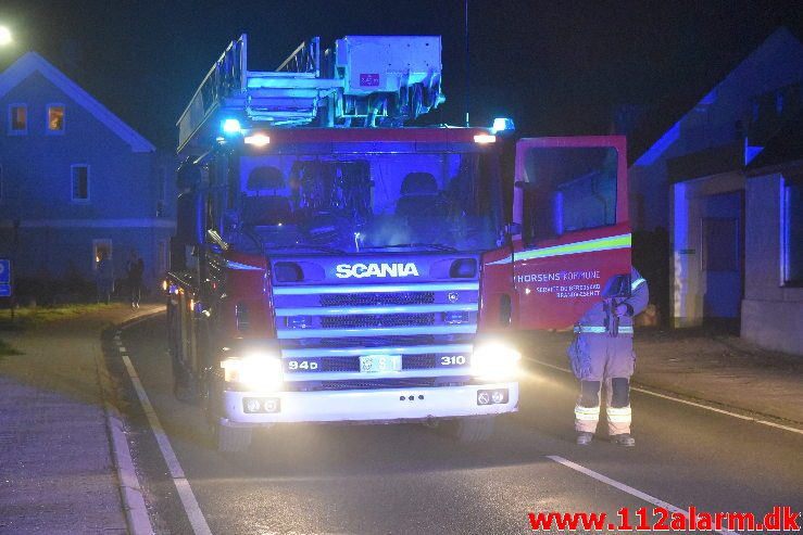 Brand i Etageejendom. Ølholm Bygade i Ølholm. 16/10-2018. KL. 21:11.