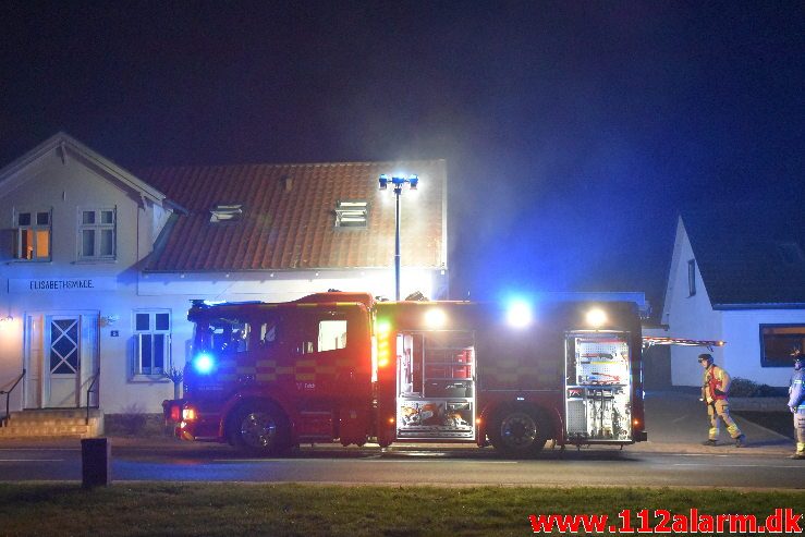 Brand i Etageejendom. Ølholm Bygade i Ølholm. 16/10-2018. KL. 21:11.