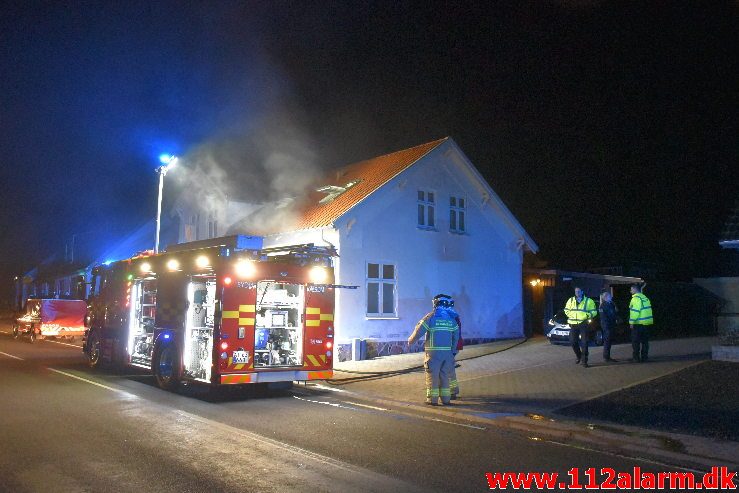 Brand i Etageejendom. Ølholm Bygade i Ølholm. 16/10-2018. KL. 21:11.