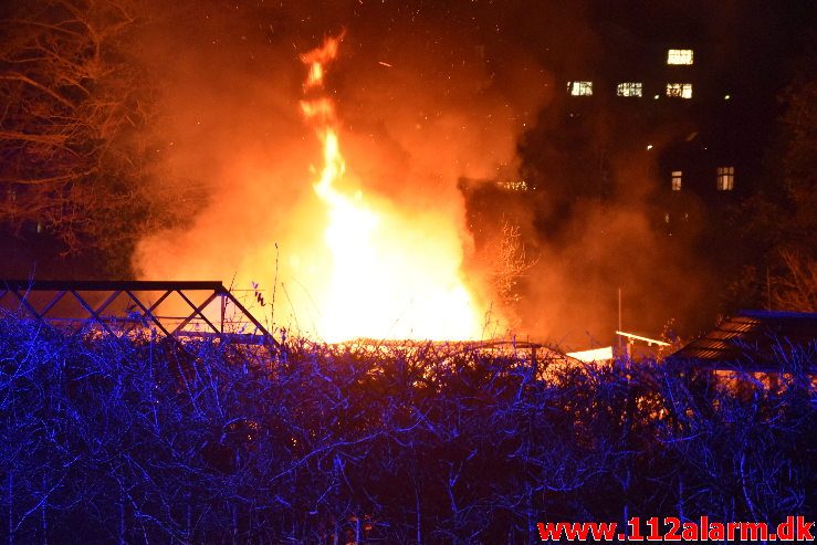 Brand i havehus. Mølholmsdalen i Vejle. 21/11-2018. Kl. 21:14.