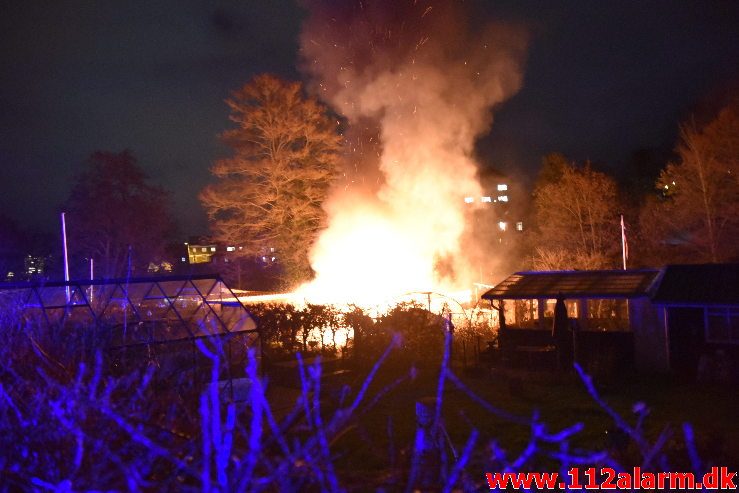 Brand i havehus. Mølholmsdalen i Vejle. 21/11-2018. Kl. 21:14.