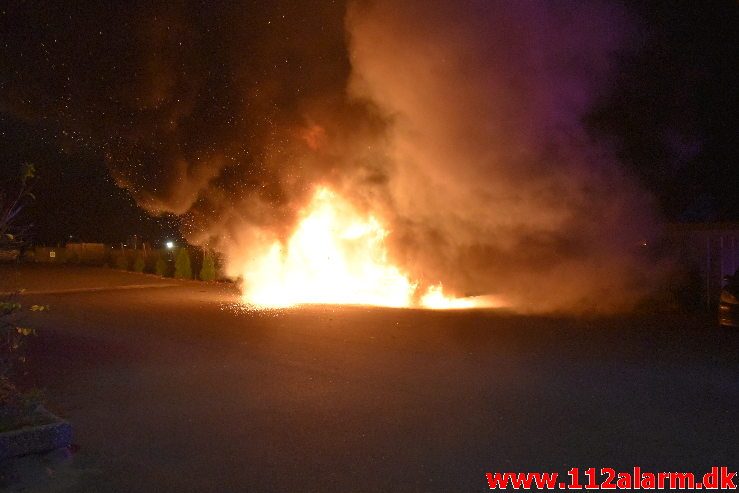 Brand i Lastbil. Ibæk Strandvej i Vejle. 21/11-2018. Kl. 23:19.