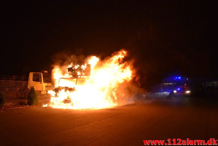 Brand i Lastbil. Ibæk Strandvej i Vejle. 21/11-2018. Kl. 23:19.