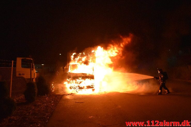 Brand i Lastbil. Ibæk Strandvej i Vejle. 21/11-2018. Kl. 23:19.