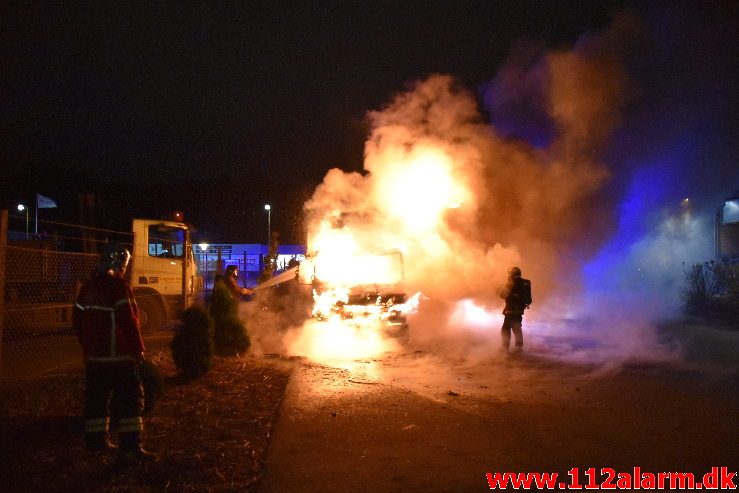 Brand i Lastbil. Ibæk Strandvej i Vejle. 21/11-2018. Kl. 23:19.