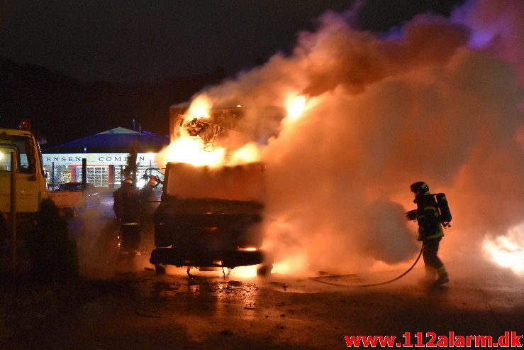 Brand i Lastbil. Ibæk Strandvej i Vejle. 21/11-2018. Kl. 23:19.