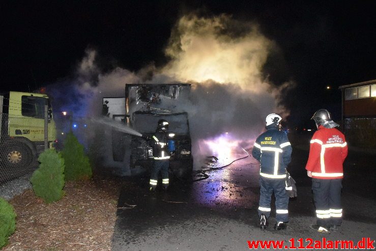 Brand i Lastbil. Ibæk Strandvej i Vejle. 21/11-2018. Kl. 23:19.