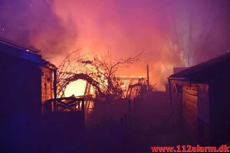 Brand i havehus. Mølholmsdalen i Vejle. 21/11-2018. Kl. 21:14.