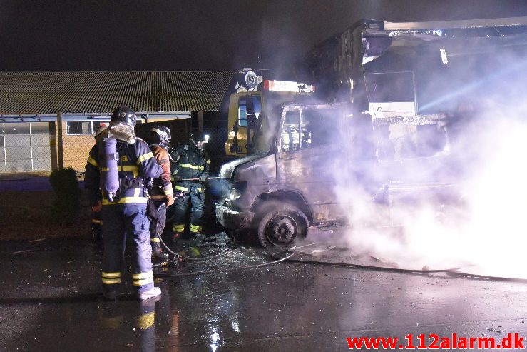 Brand i Lastbil. Ibæk Strandvej i Vejle. 21/11-2018. Kl. 23:19.