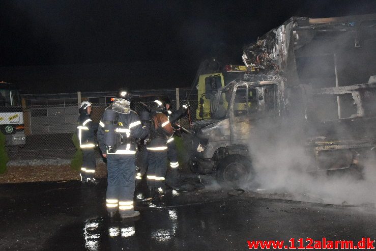 Brand i Lastbil. Ibæk Strandvej i Vejle. 21/11-2018. Kl. 23:19.