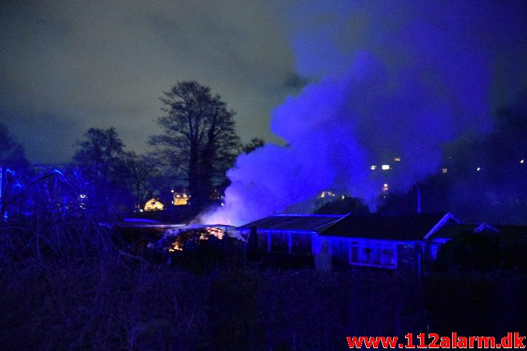 Brand i havehus. Mølholmsdalen i Vejle. 21/11-2018. Kl. 21:14.