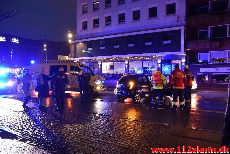 Bus og personbil kørt sammen. Gamle Havnen i Vejle. 29/11-2018. Kl. 16:35.