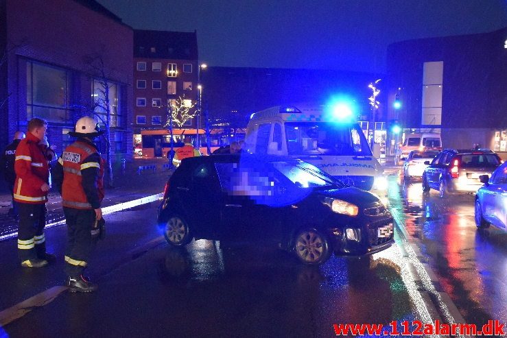 Bus og personbil kørt sammen. Gamle Havnen i Vejle. 29/11-2018. Kl. 16:35.