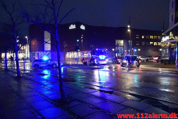 Bus og personbil kørt sammen. Gamle Havnen i Vejle. 29/11-2018. Kl. 16:35.