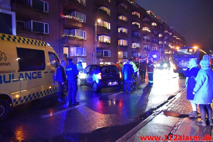 Bus og personbil kørt sammen. Gamle Havnen i Vejle. 29/11-2018. Kl. 16:35.