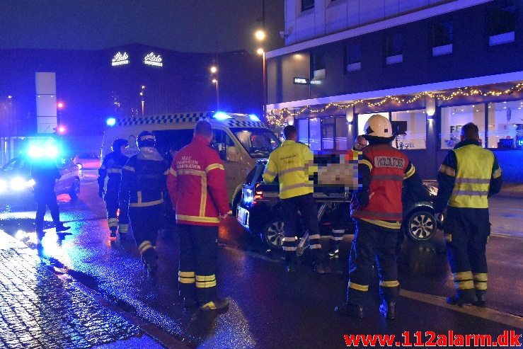 Bus og personbil kørt sammen. Gamle Havnen i Vejle. 29/11-2018. Kl. 16:35.