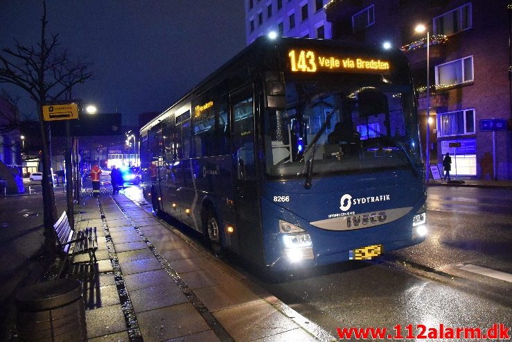 Bus og personbil kørt sammen. Gamle Havnen i Vejle. 29/11-2018. Kl. 16:35.