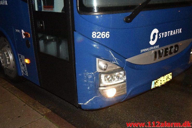 Bus og personbil kørt sammen. Gamle Havnen i Vejle. 29/11-2018. Kl. 16:35.