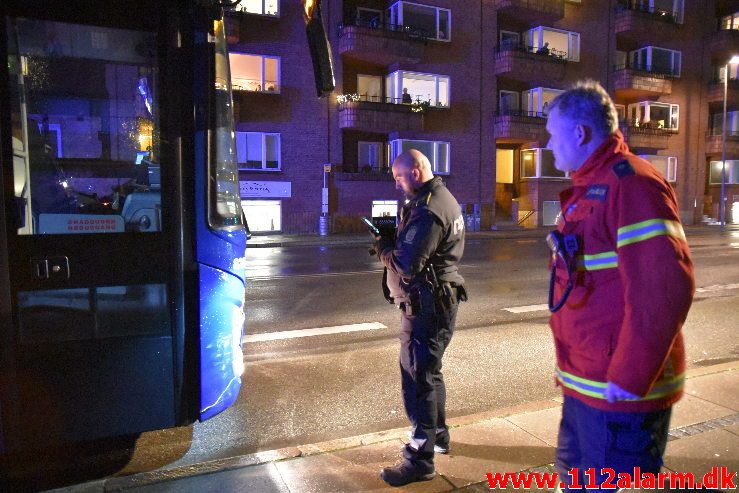 Bus og personbil kørt sammen. Gamle Havnen i Vejle. 29/11-2018. Kl. 16:35.