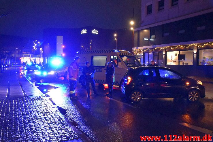 Bus og personbil kørt sammen. Gamle Havnen i Vejle. 29/11-2018. Kl. 16:35.