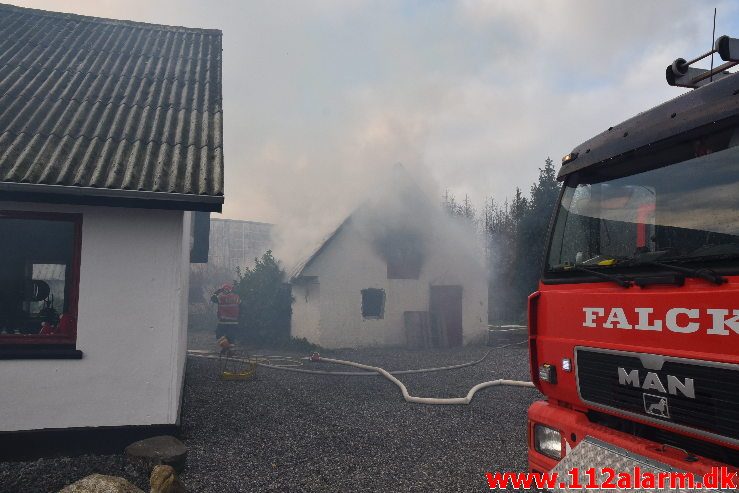 Gårdbrand. Grydedalvej ved Førstballe. 04/12-2018. Kl. 12:44.