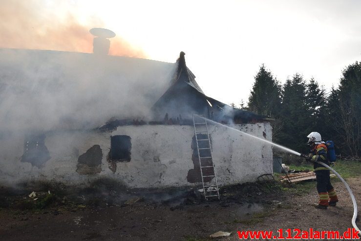 Gårdbrand. Grydedalvej ved Førstballe. 04/12-2018. Kl. 12:44.