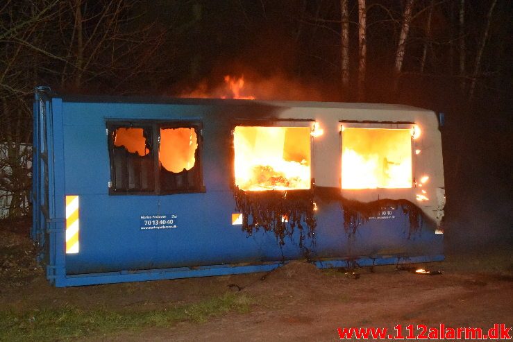 Containerbrand. Koldingvej i Vejle. 01/01-2019. KL. 01:49.