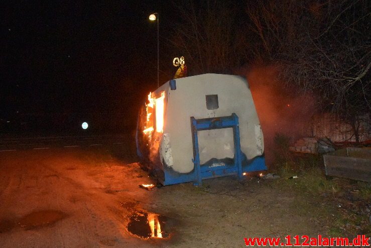 Containerbrand. Koldingvej i Vejle. 01/01-2019. KL. 01:49.