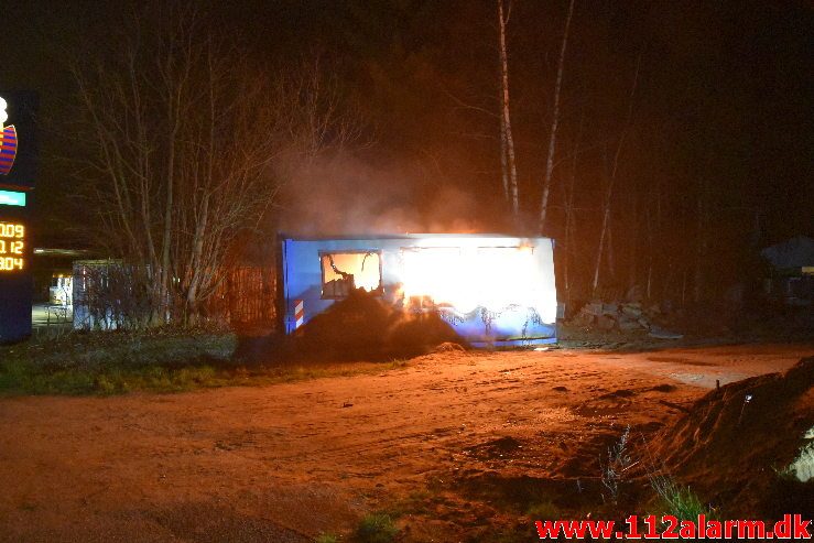 Containerbrand. Koldingvej i Vejle. 01/01-2019. KL. 01:49.